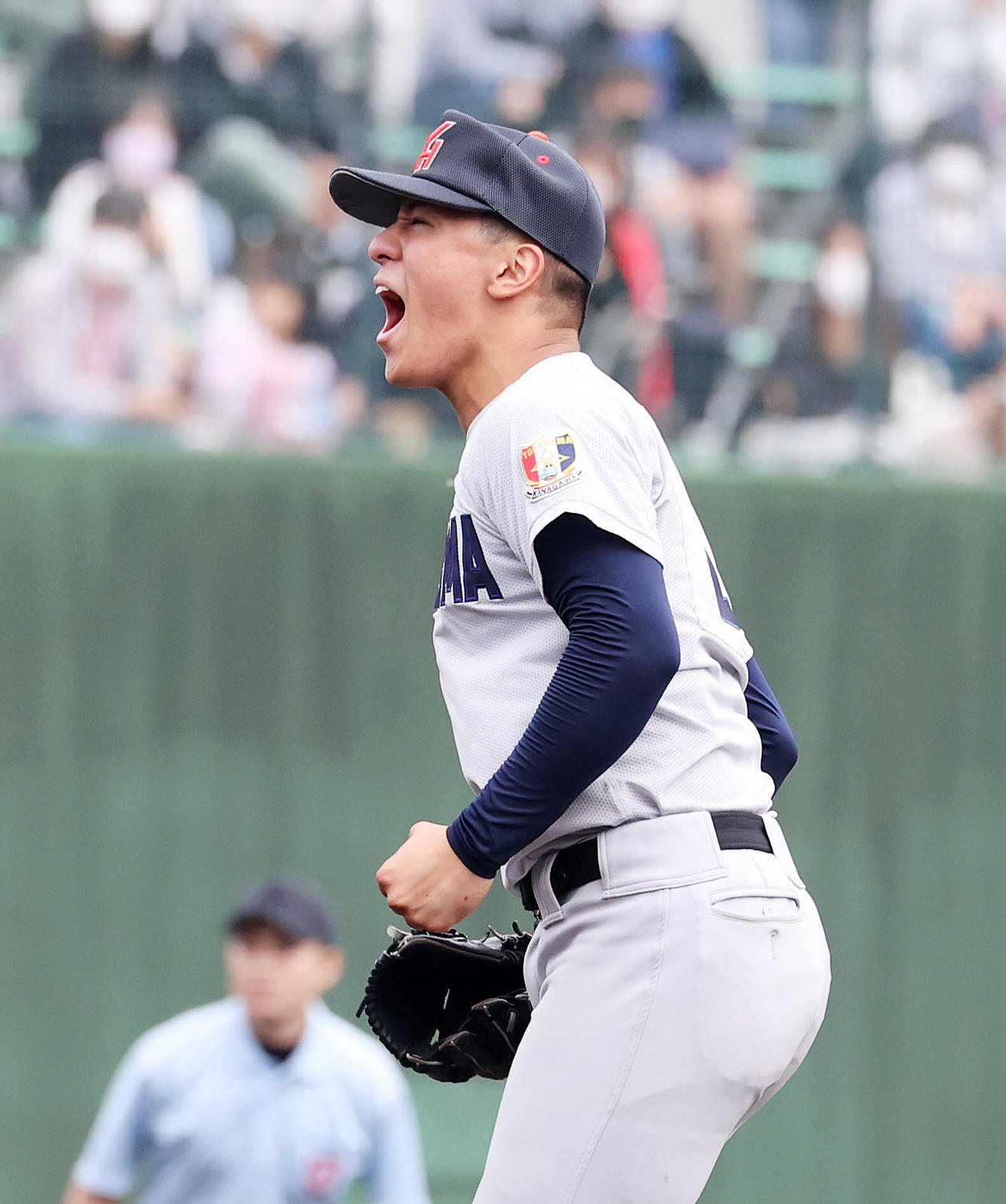浦和学院対横浜　勝利しガッツポーズで雄たけびを上げる横浜・杉山（撮影・鈴木正人）