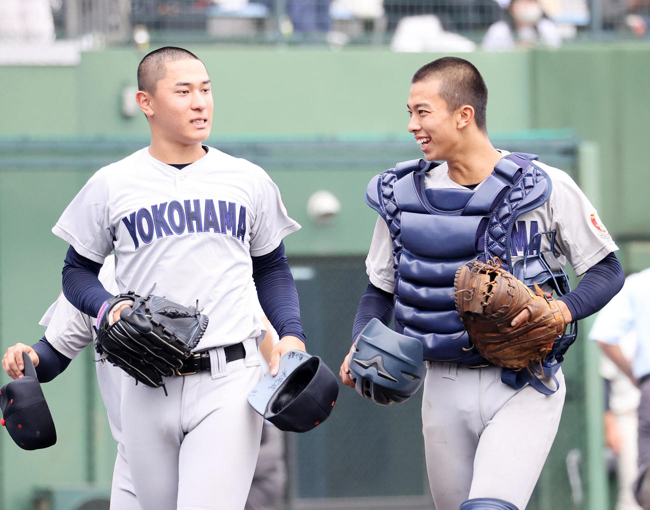 浦和学院対横浜　勝利し引き揚げる横浜・杉山（左）と椎木（撮影・鈴木正人）