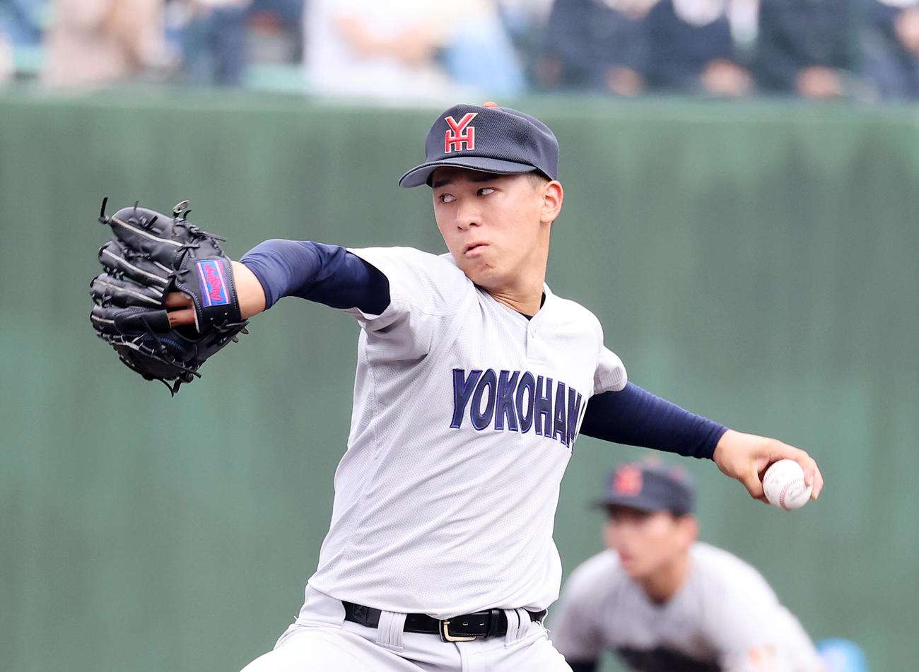 浦和学院対横浜　力投する横浜先発の杉山（撮影・鈴木正人）