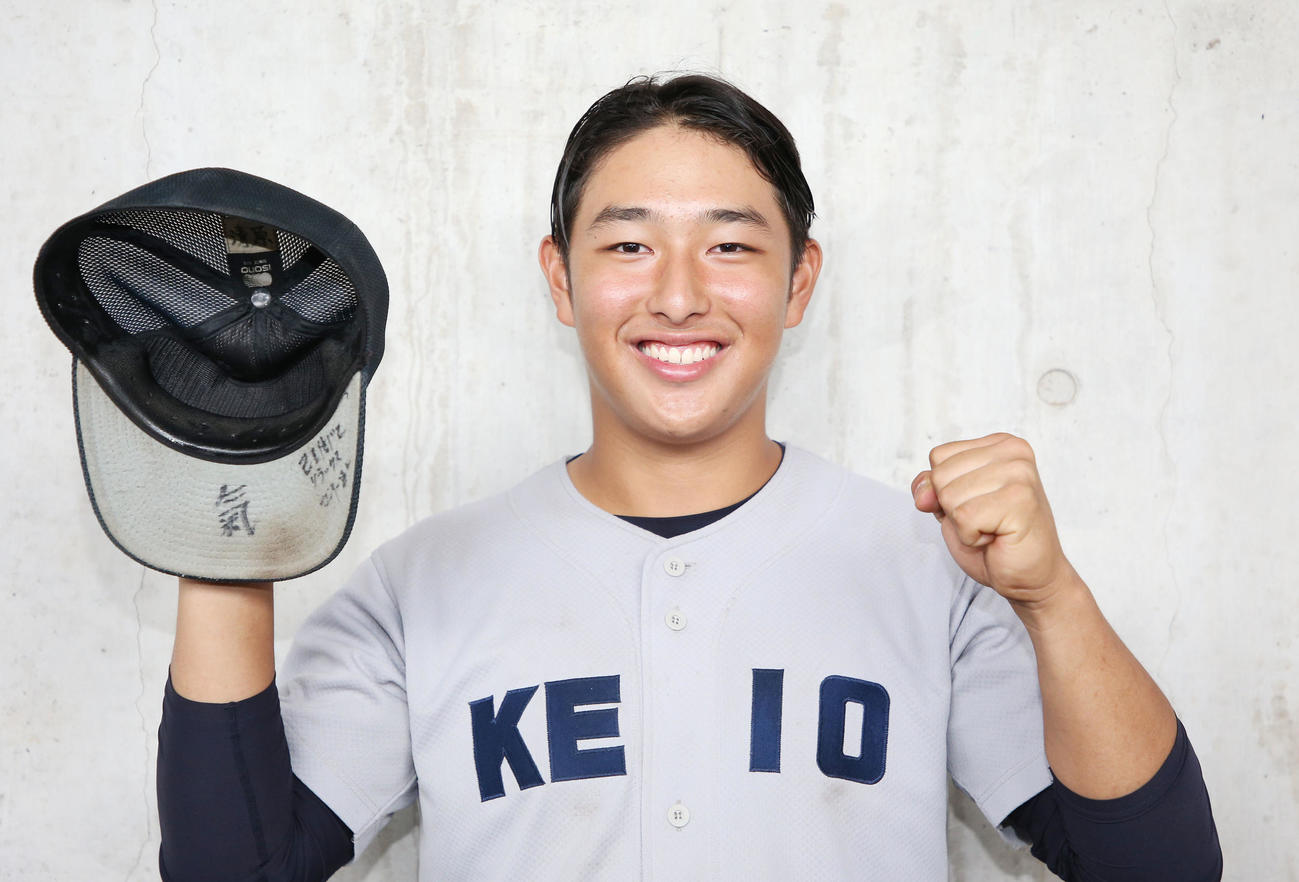常磐大高対慶応　父清原和博氏が氣と書いた帽子を手に笑顔でガッツポーズする慶応・清原勝児（撮影・宮地輝）