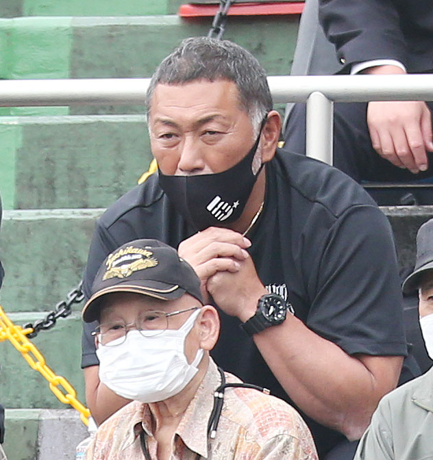 常磐大高対慶応　祈るように次男勝児の打席を見守る清原和博氏（撮影・宮地輝）