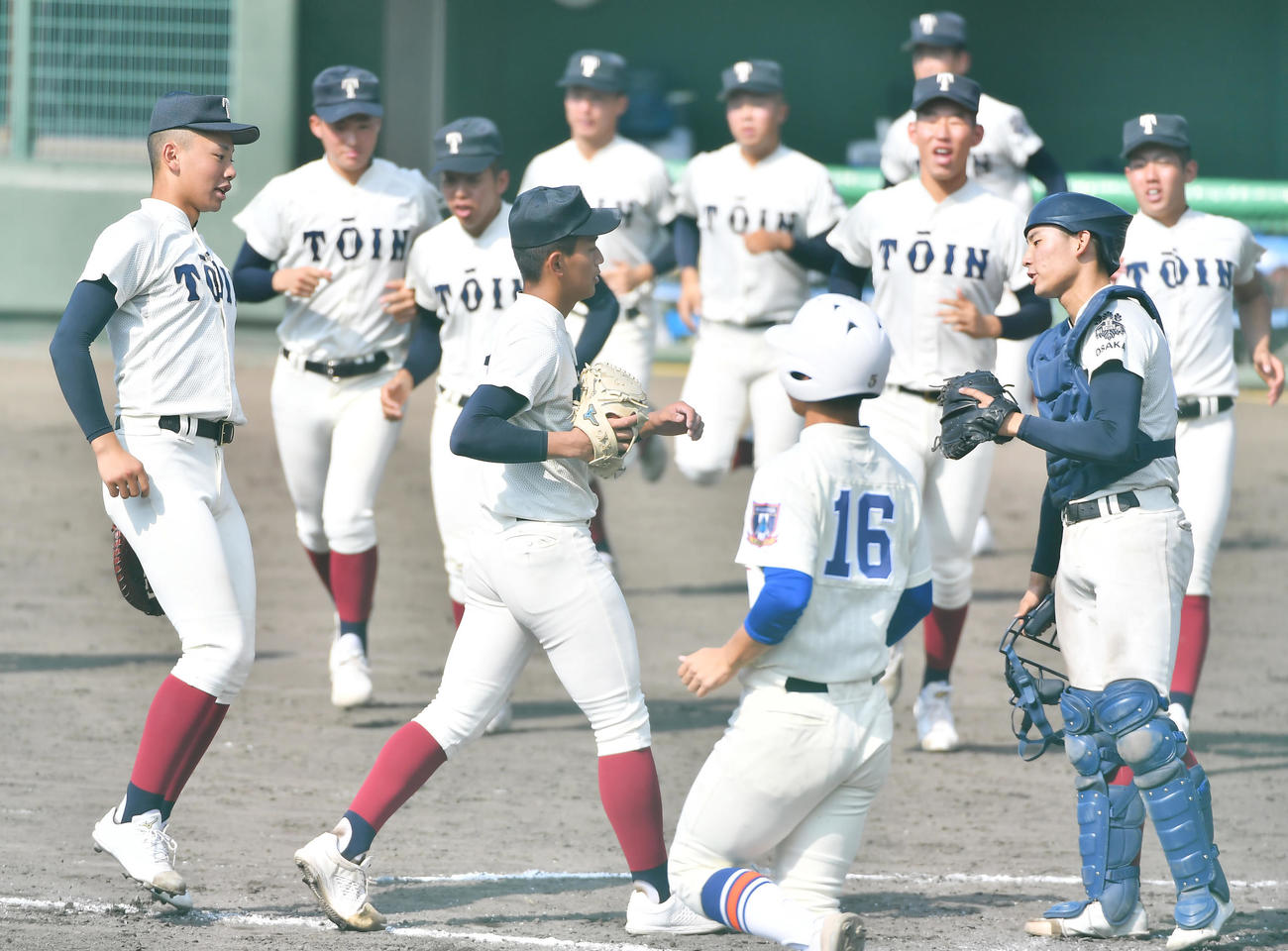 大阪桐蔭対神戸国際大付　大阪桐蔭・前田（中央左）が完投で1回戦を突破しナインとともに整列に向かう（撮影・清水貴仁）