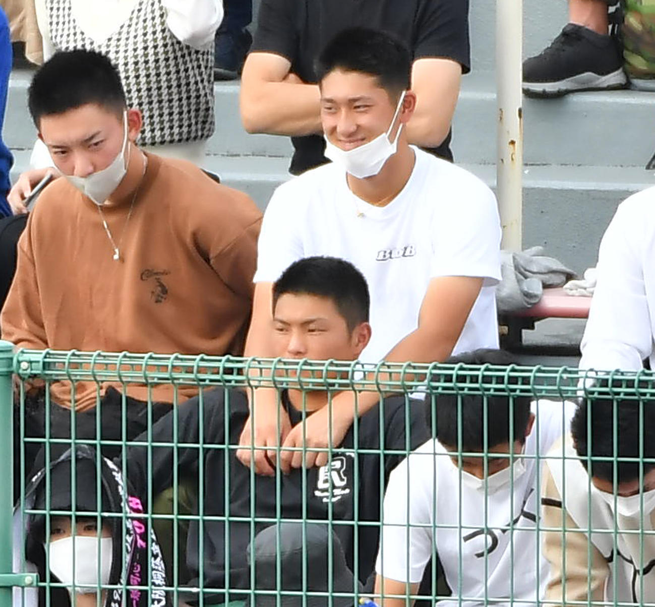 大阪桐蔭対神戸国際大付　大阪桐蔭の応援に駆けつけるDeNAドラフト1位の松尾（右）（撮影・清水貴仁）