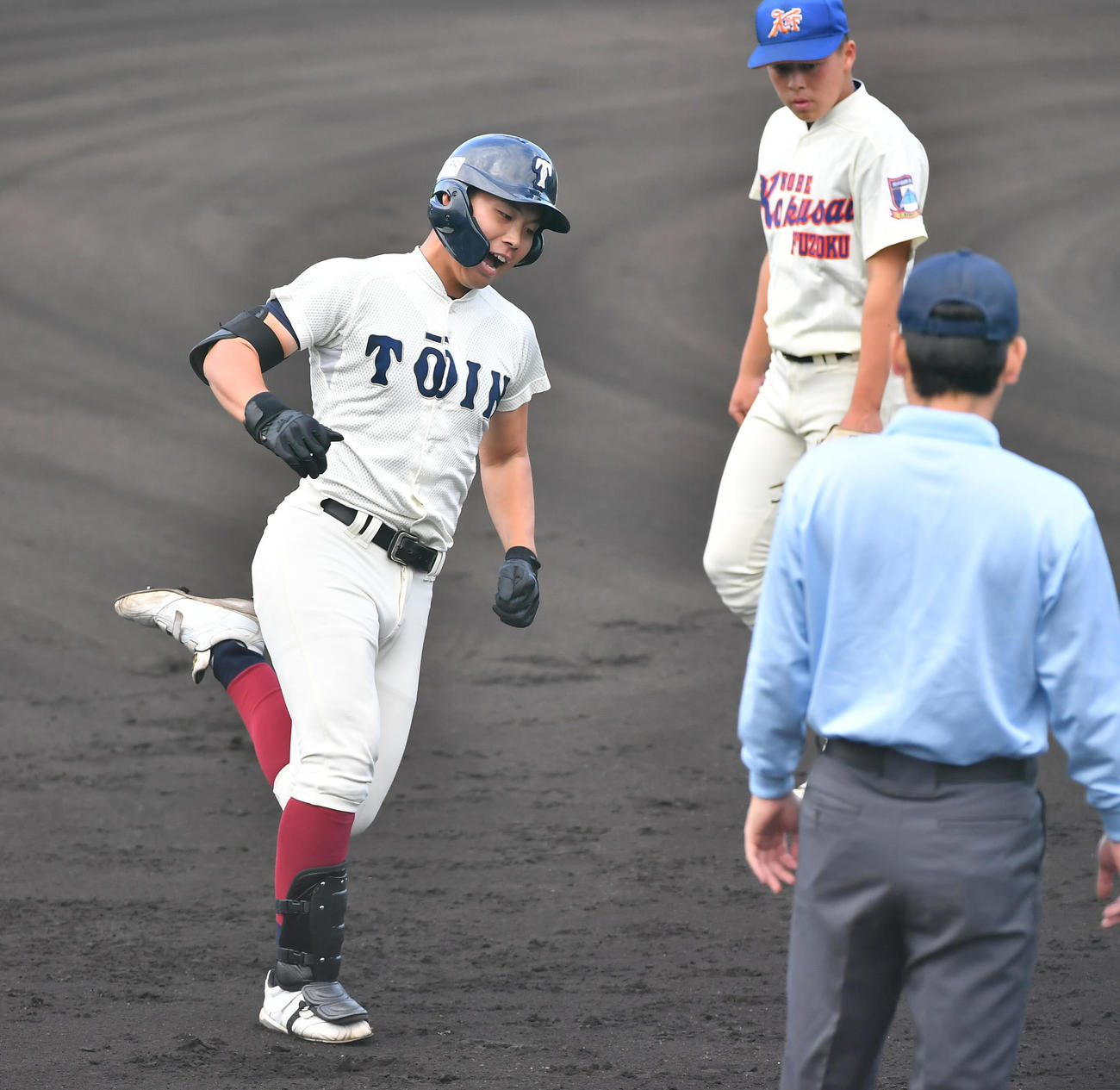 大阪桐蔭対神戸国際大付　1回、右越えの先制満塁本塁打放つ大阪桐蔭・村本（撮影・清水貴仁）