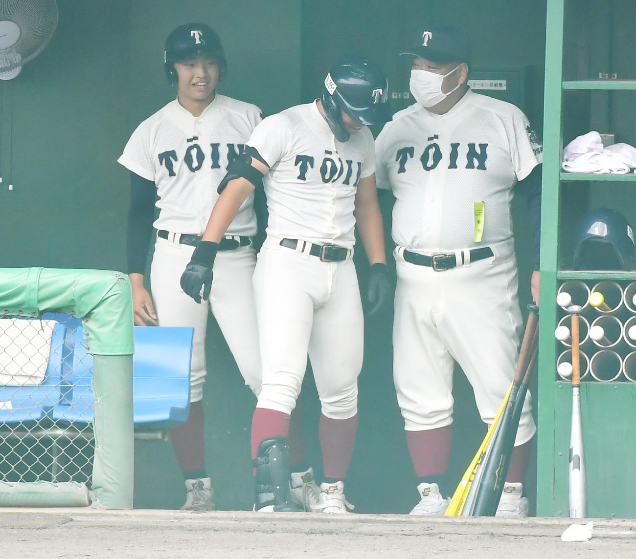 大阪桐蔭対神戸国際大付　1回、右越えの先制満塁本塁打を放った大阪桐蔭・村本（中央）に声をかける西谷監督（右）（撮影・清水貴仁）