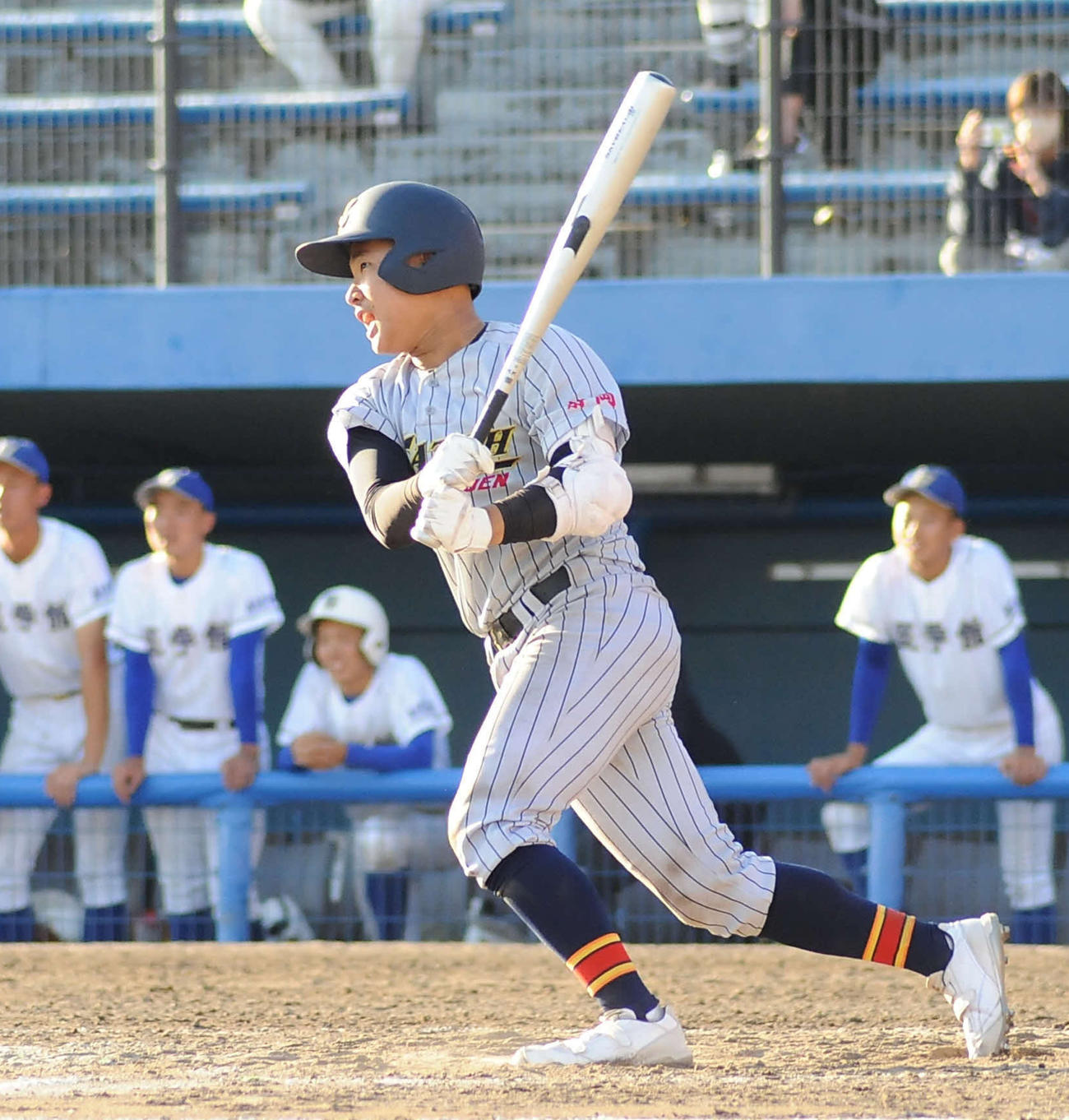 9回裏無死一、二塁で左前にサヨナラ打を放つ加藤学園・片山