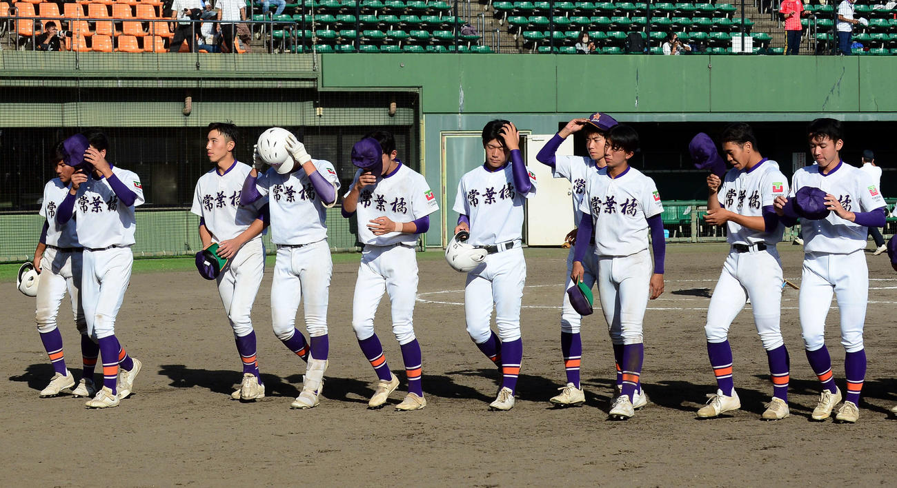 初戦敗退に肩を落とす常葉大橘ナイン