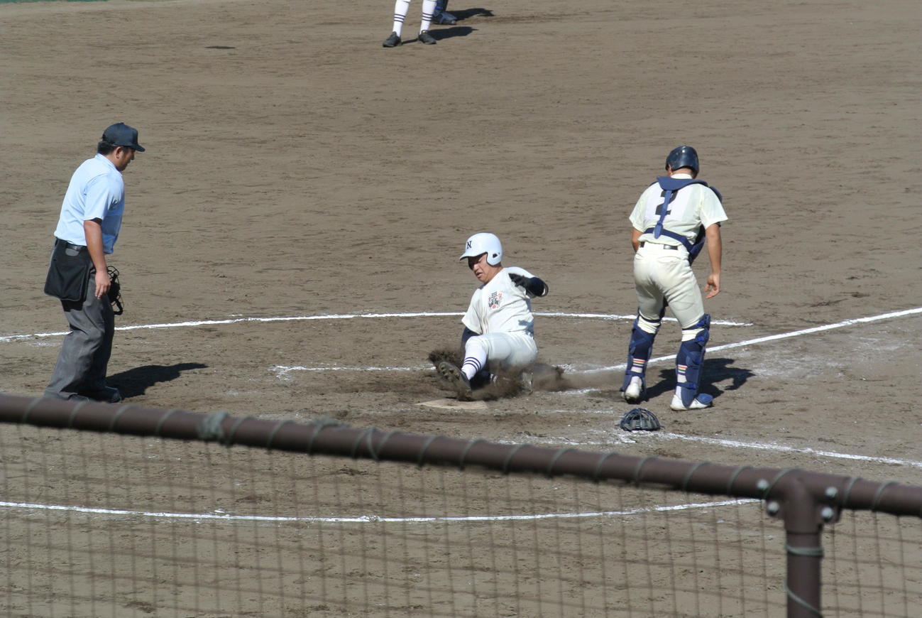 5回表2死三塁で、日大三の主将二宮士内野手（2年）は左中間フェンス直撃のランニング2ランを放ち生還する（撮影・井上真）