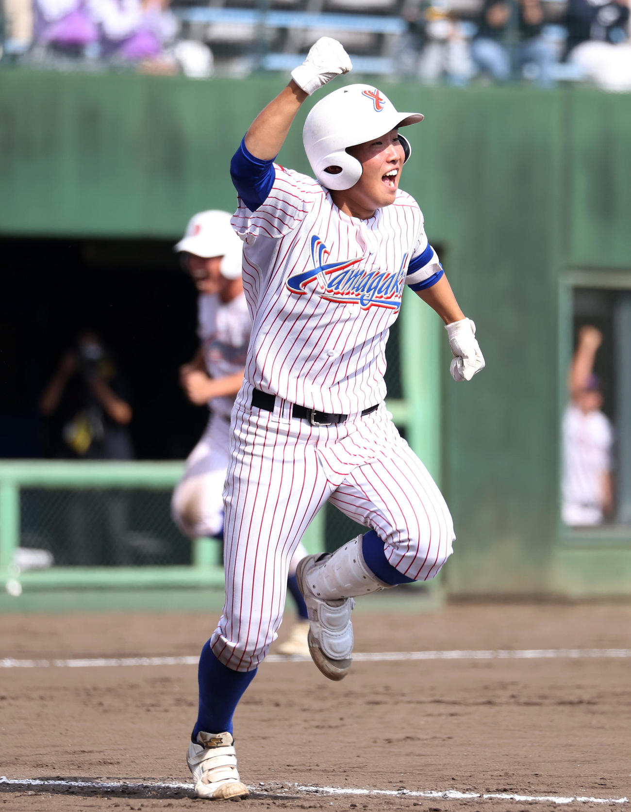 山村学園対土浦日大　8回表山村学園2死三塁、田中は右前適時打を放ちガッツポーズ（撮影・鈴木正人）