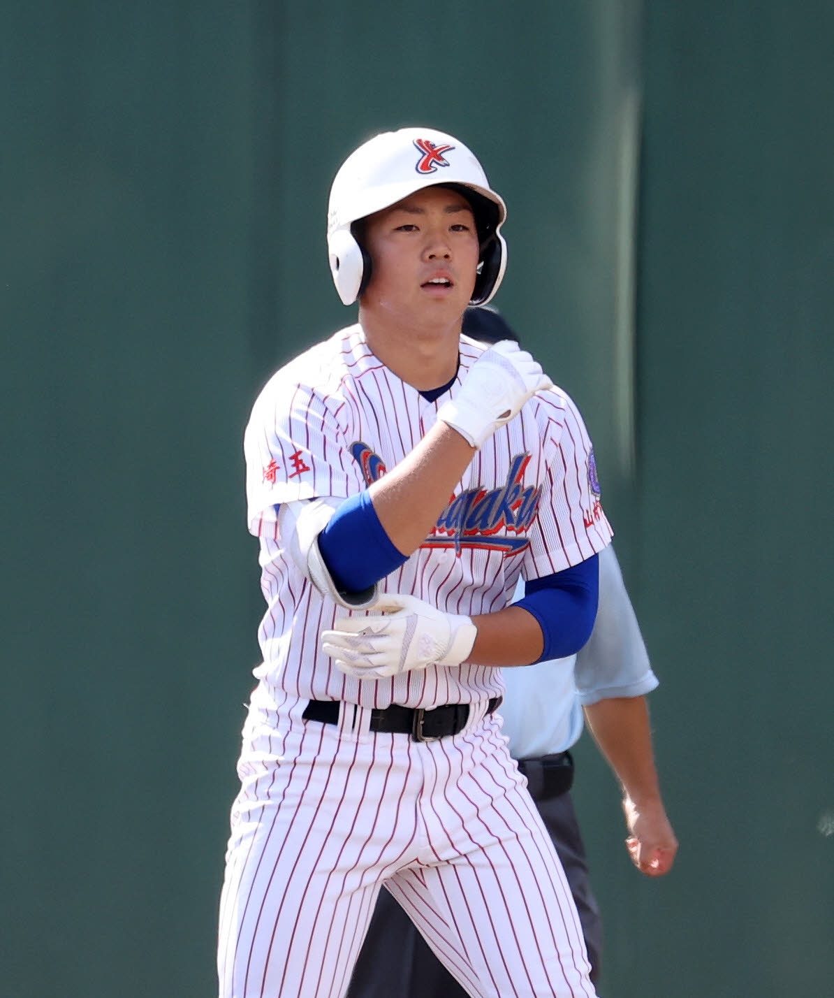 山村学園対土浦日大　2回表山村学園1死二塁、藤原は右前適時打を放ちベンチを見る（撮影・鈴木正人）