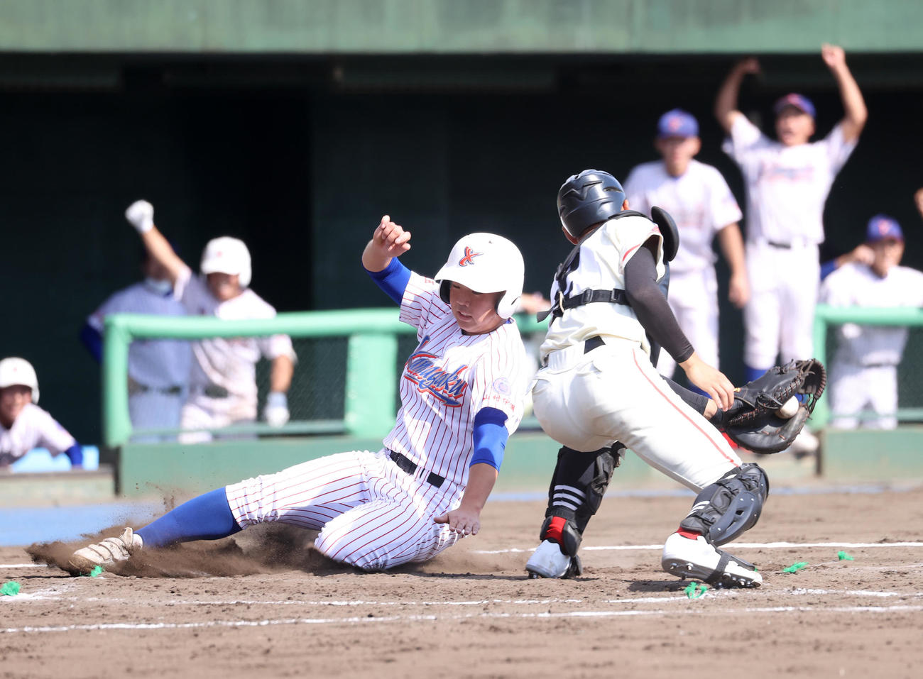 山村学園対土浦日大　2回表山村学園1死二、三塁、山田の中犠飛で藤原が生還、捕手は塚原（撮影・鈴木正人）