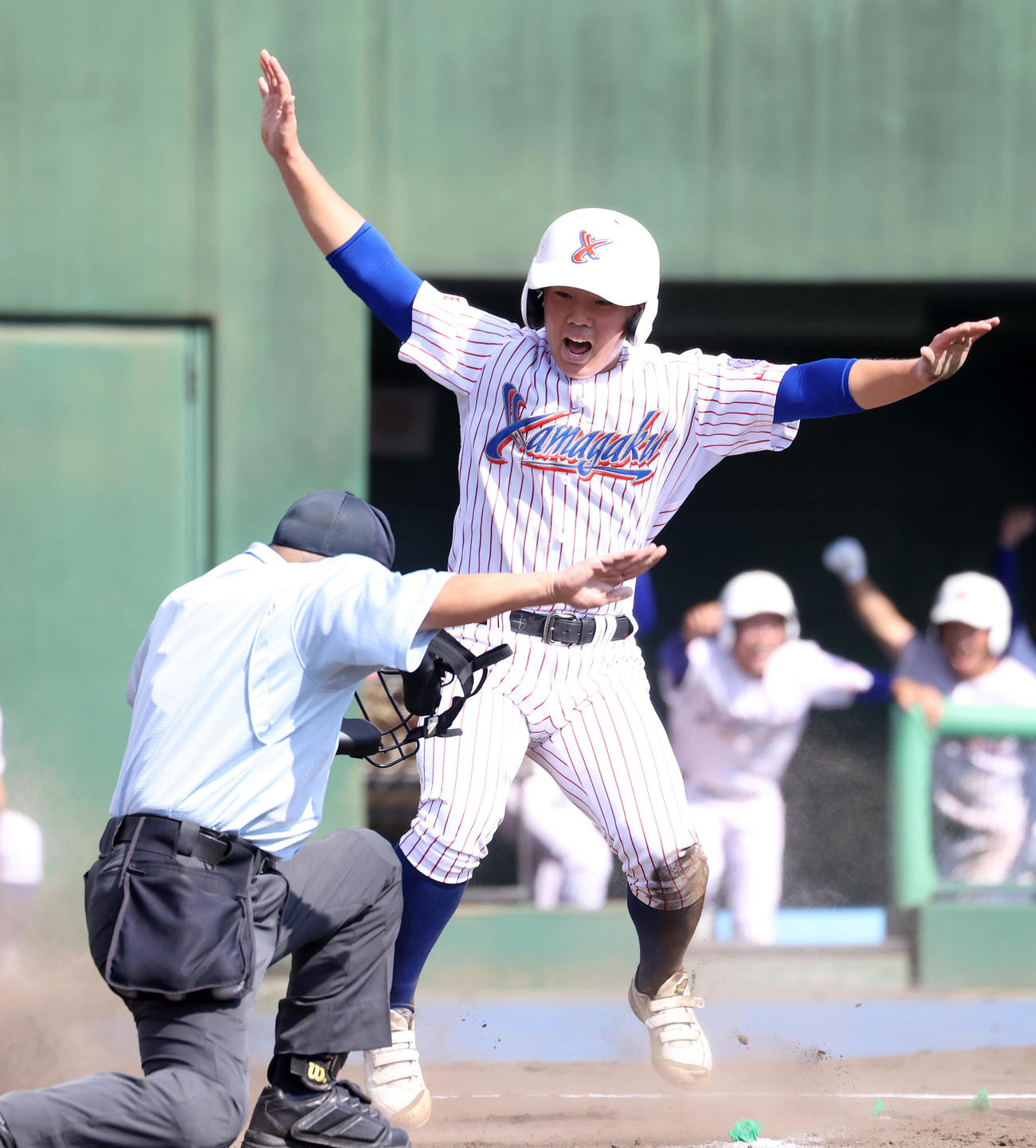 山村学園対土浦日大　2回表山村学園1死二、三塁、山田の中犠飛で藤原が生還（撮影・鈴木正人）