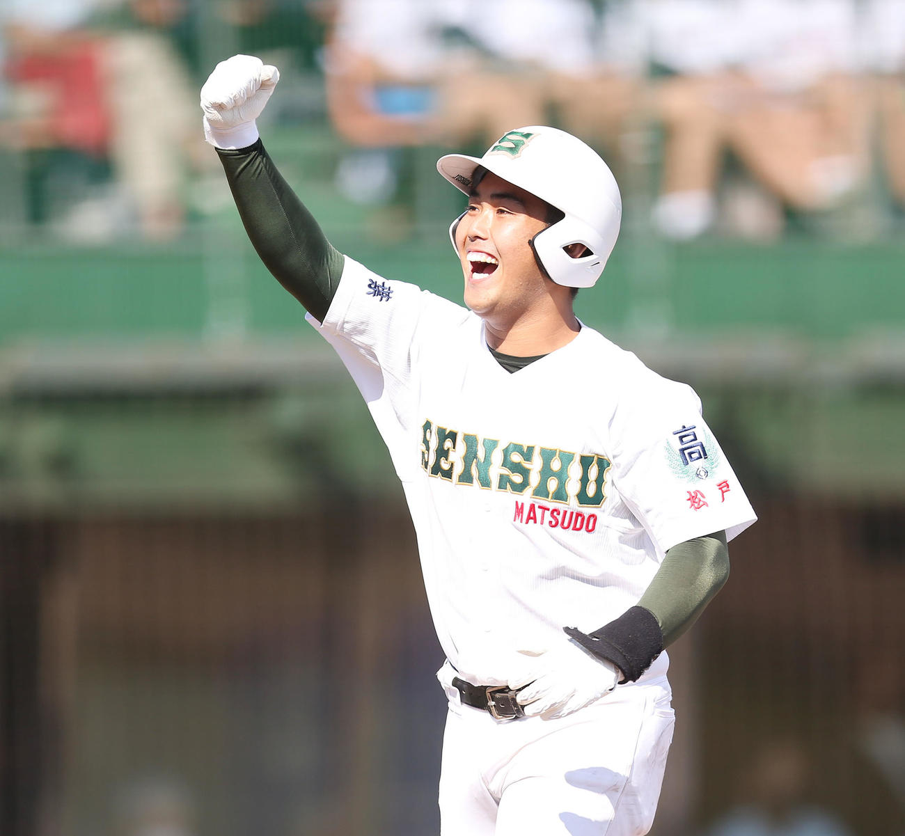 明和県央対専大松戸　1回裏専大松戸1死三塁、2点本塁打を放ちガッツポーズする吉田（撮影・宮地輝）