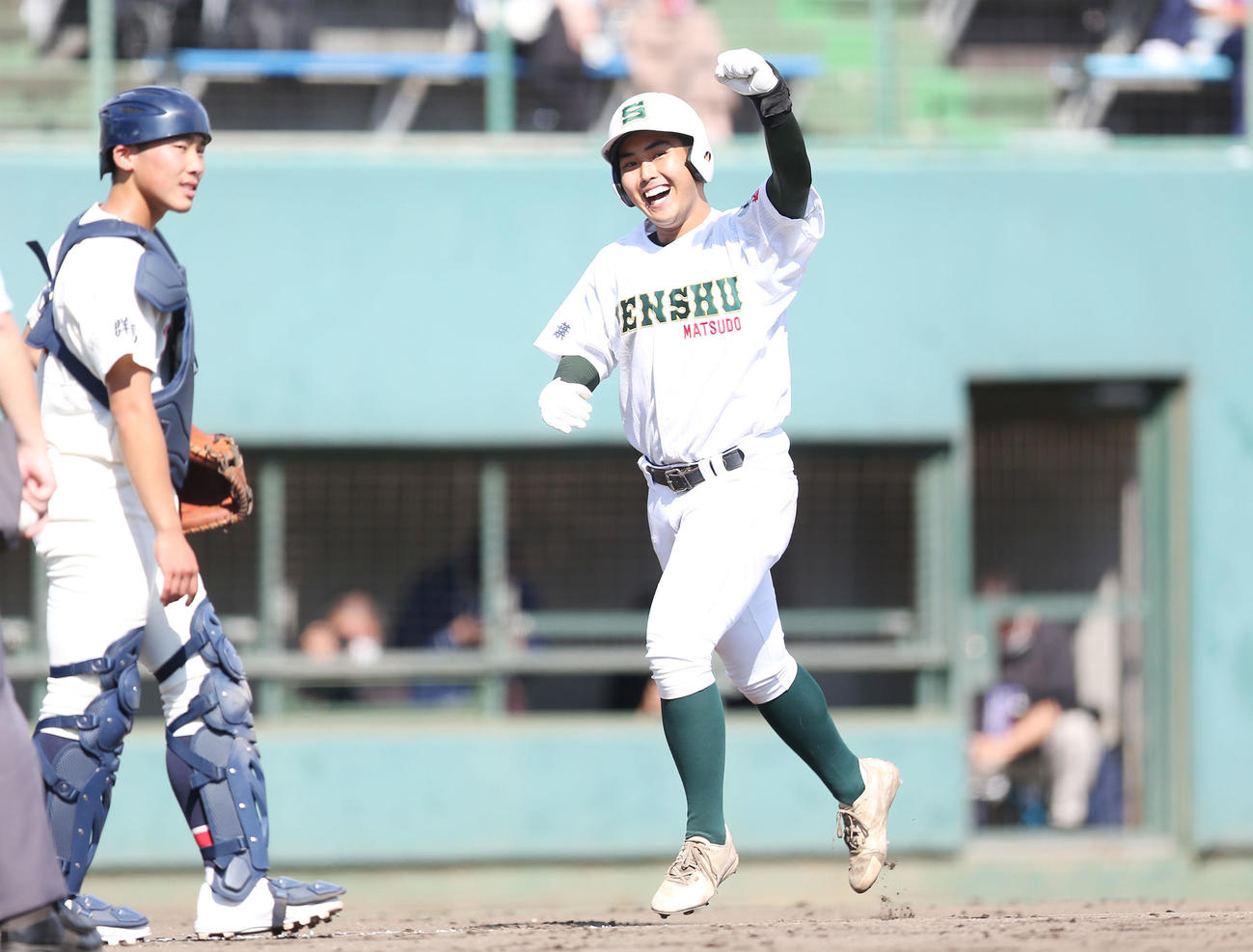 明和県央対専大松戸　1回裏専大松戸1死三塁、2点本塁打を放ちガッツポーズする吉田（右）（撮影・宮地輝）