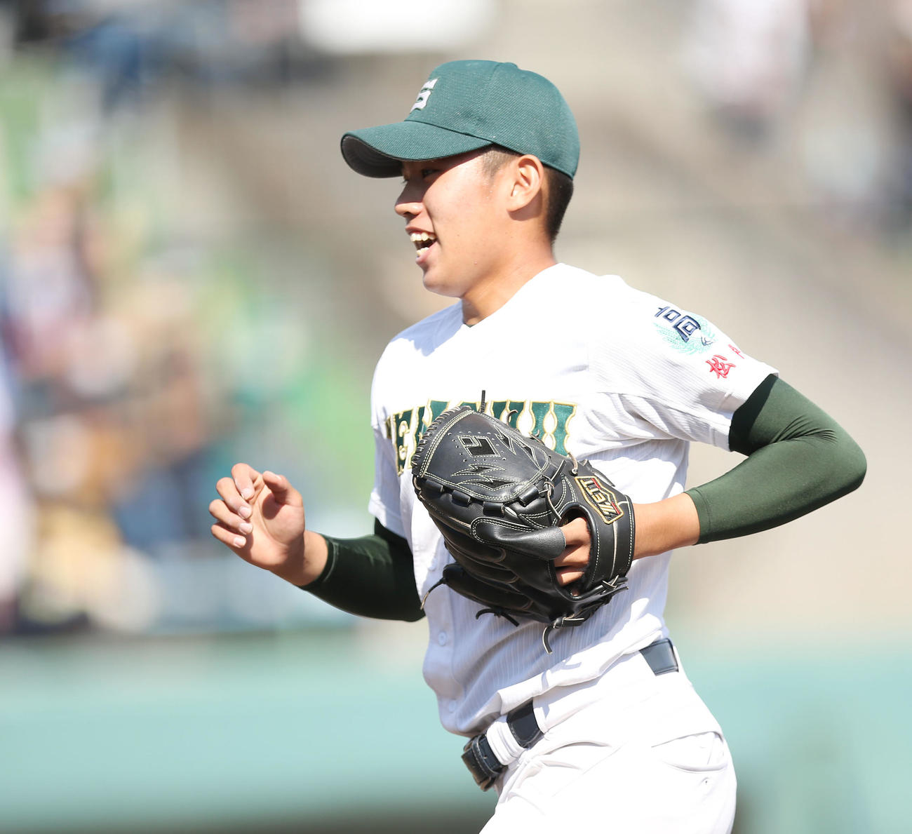 明和県央対専大松戸　1回表明和県央を無失点に抑え笑顔を見せる専大松戸先発の青野（撮影・宮地輝）