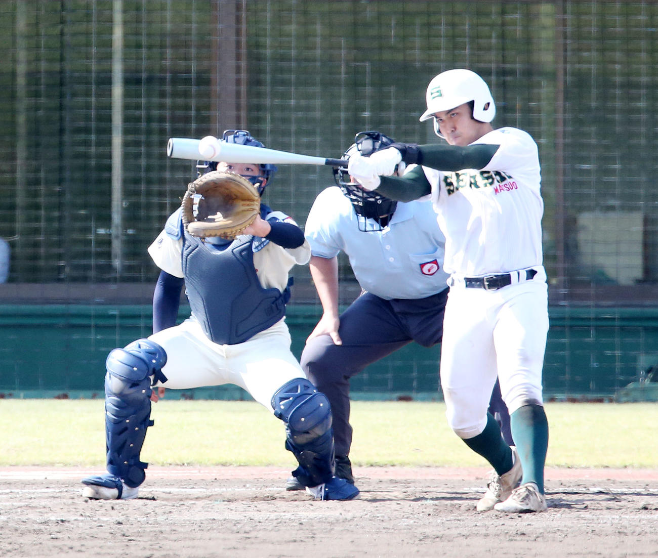 明和県央対専大松戸　4回裏専大松戸2死、安打を放つ吉田（撮影・宮地輝）