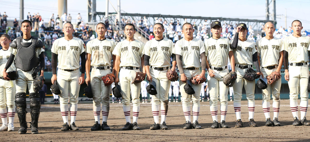 作新学院対駿台甲府　勝利し応援席へあいさつする作新学院の選手たち（撮影・宮地輝）
