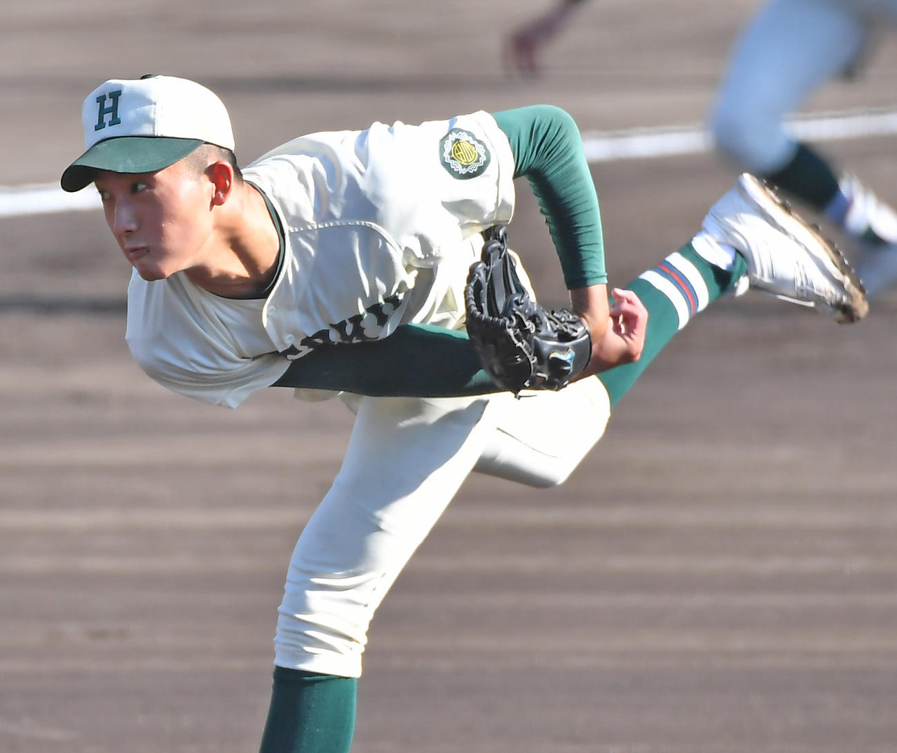 報徳学園対箕面学園　報徳学園先発の盛田（撮影・清水貴仁）