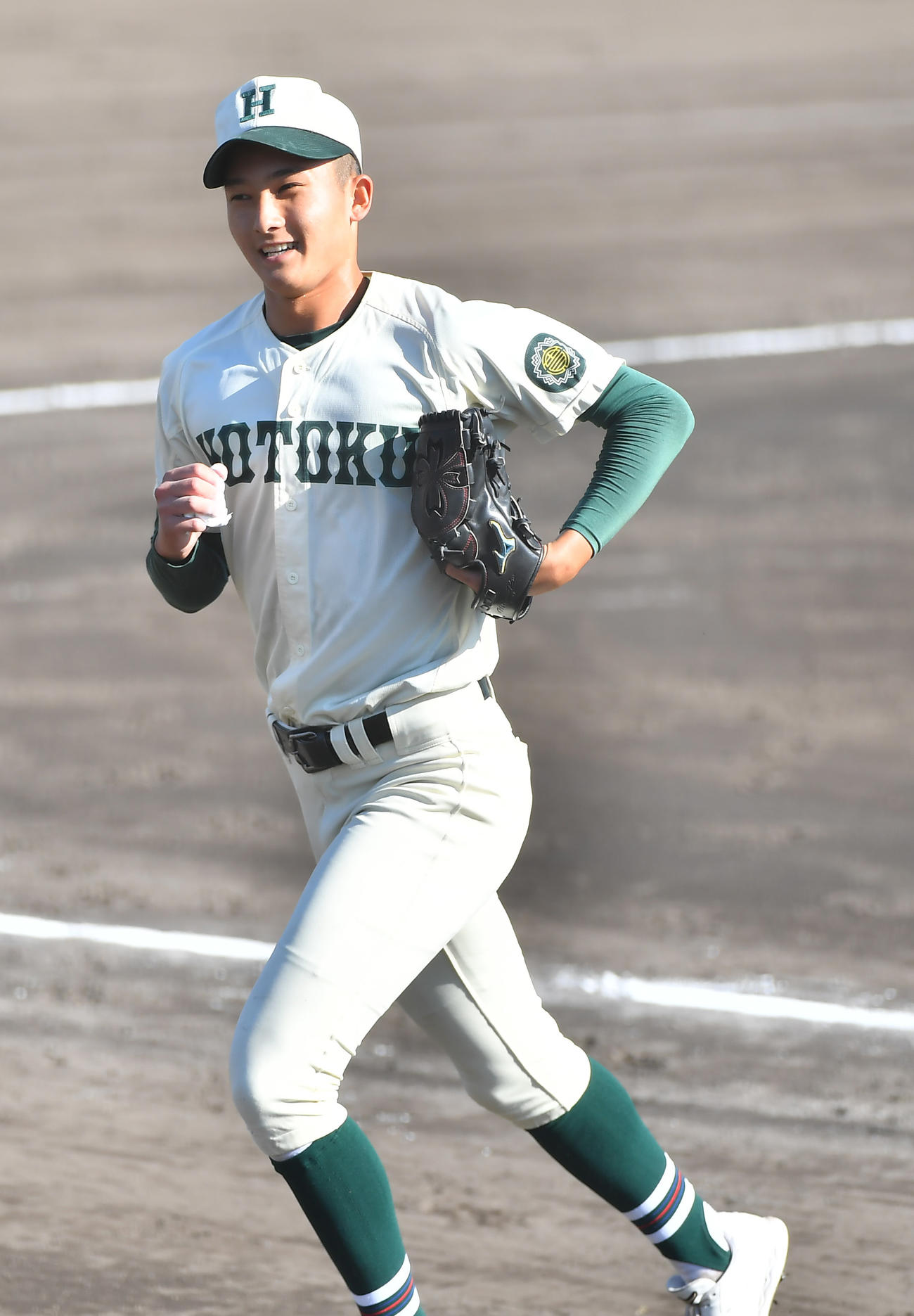 報徳学園対箕面学園　初回を抑え笑顔をみせる報徳学園先発の盛田（撮影・清水貴仁）