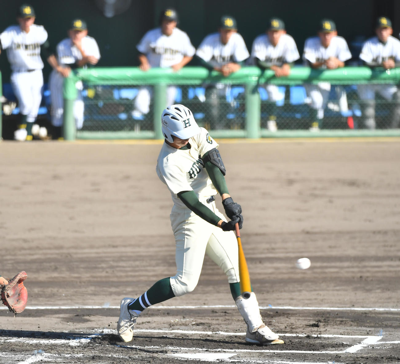 報徳学園対箕面学園　1回、中前に先制適時打を放つ報徳学園・石野（撮影・清水貴仁）