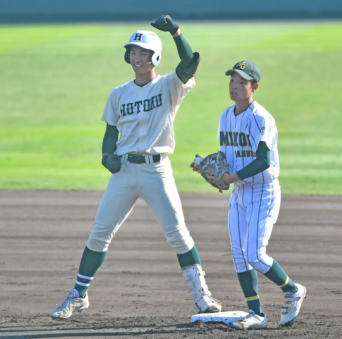 報徳学園対箕面学園　1回、中前に先制適時打を放ち塁上でガッツポーズをみせる報徳学園・石野（撮影・清水貴仁）