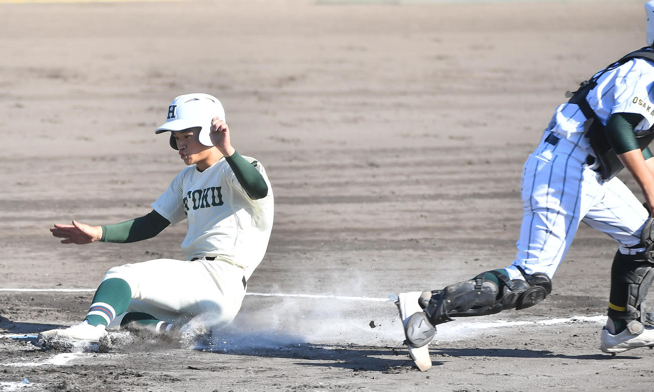 報徳学園対箕面学園　1回、報徳学園・宮本の打球を遊撃手が後逸し二塁走者林が生還する（撮影・清水貴仁）