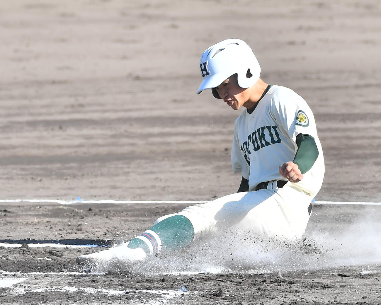 報徳学園対箕面学園　1回、報徳学園・宮本の打球を遊撃手が後逸し二塁走者林が生還する（撮影・清水貴仁）