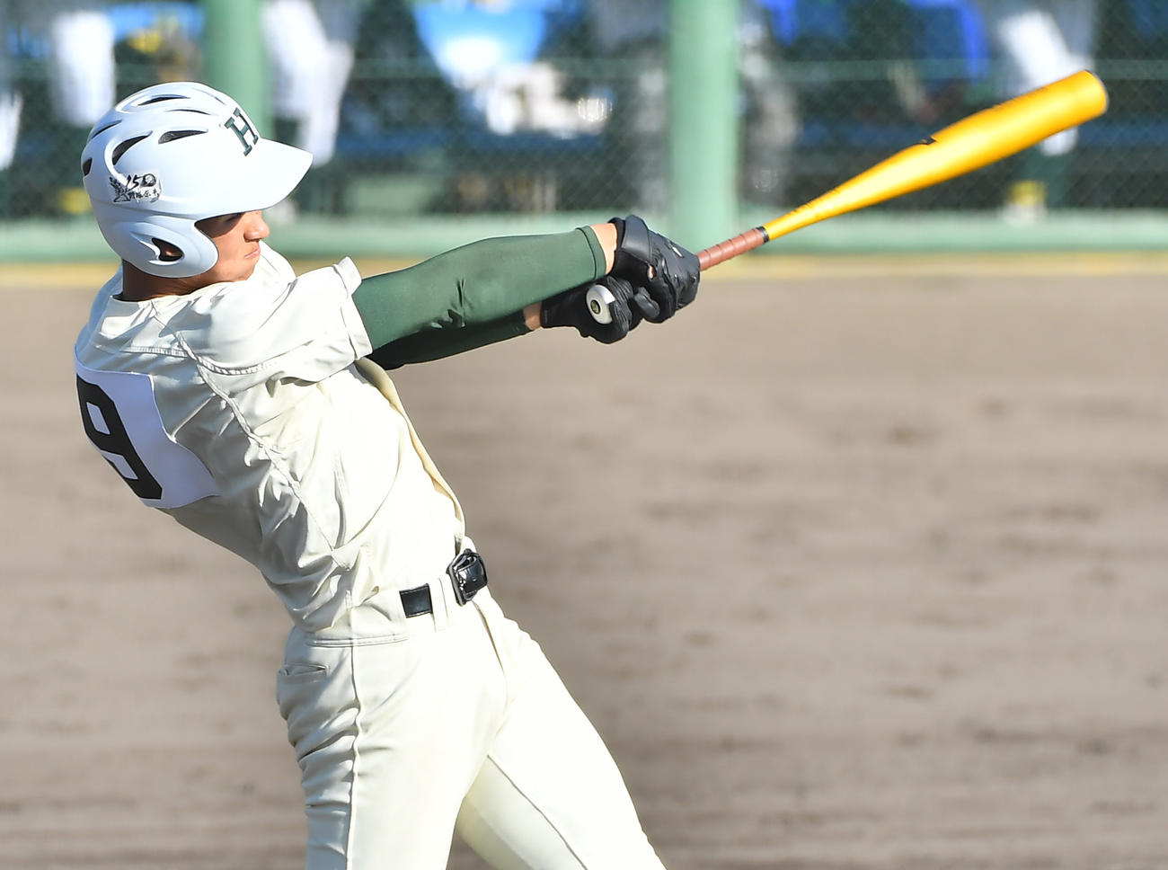 報徳学園対箕面学園　4回、左越え3点本塁打を放つ報徳学園・石野（撮影・清水貴仁）