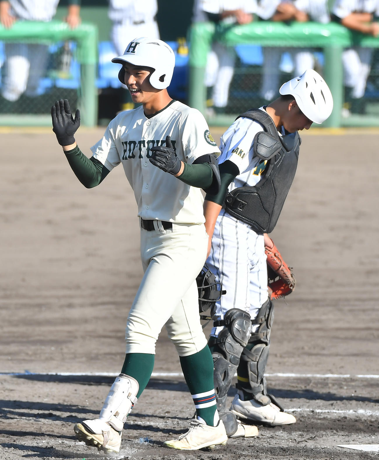 報徳学園対箕面学園　4回、左越え3点本塁打を放つ報徳学園・石野（撮影・清水貴仁）