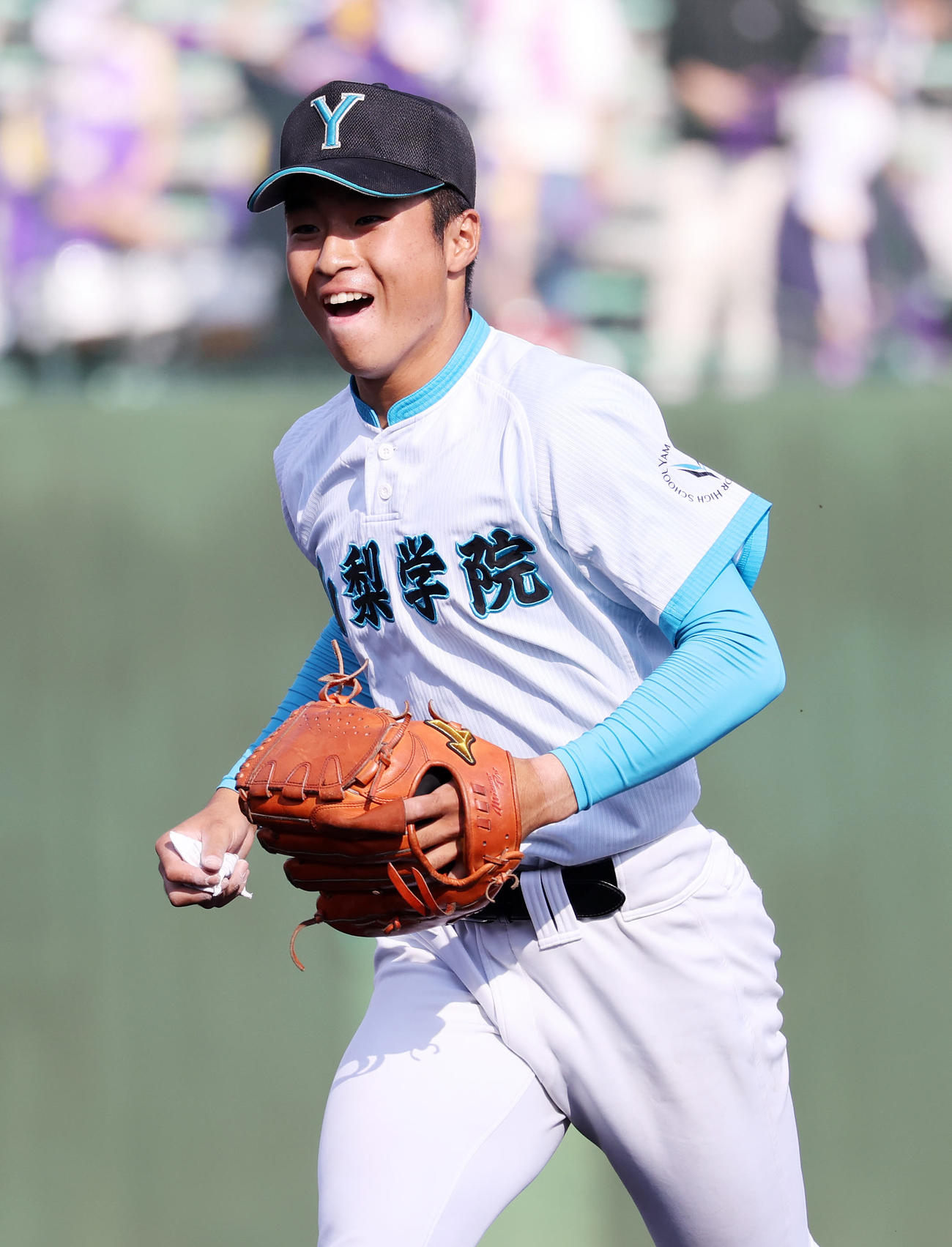 4回表、成田の攻撃を抑え笑顔でベンチに引き揚げる山梨学院・林（撮影・鈴木正人）