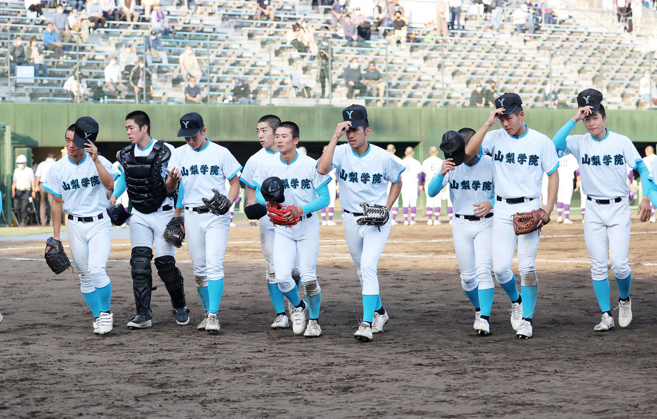 成田に勝利し引き揚げる山梨学院の選手たち（撮影・鈴木正人）