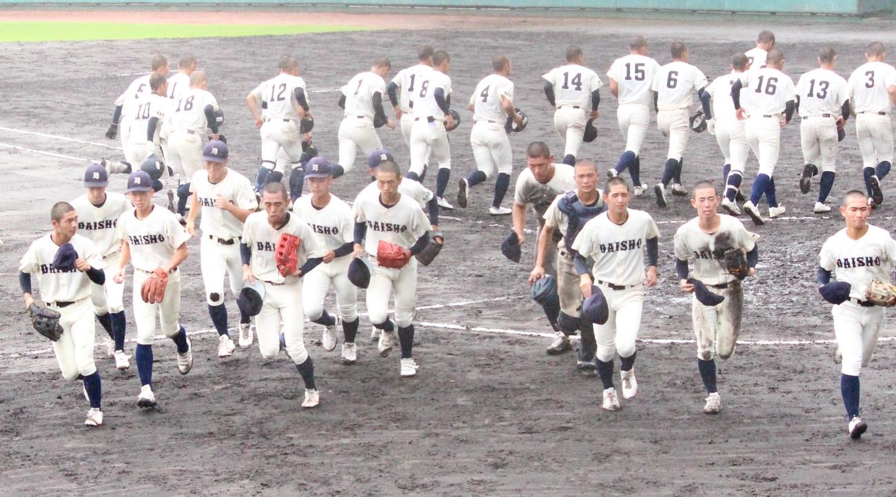 大分商対神村学園　6回コールド勝ちで、三塁スタンド前に向かう大分商ナイン（撮影・菊川光一）＝2022年10月23日、沖縄・コザしんきんスタジアム