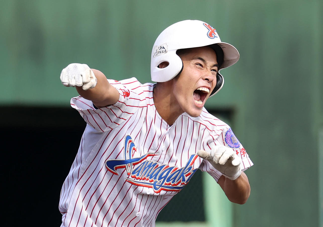 9回表山村学園1死三塁、今岡は左前適時打を放ちガッツポーズで雄たけびを上げる（撮影・鈴木正人）
