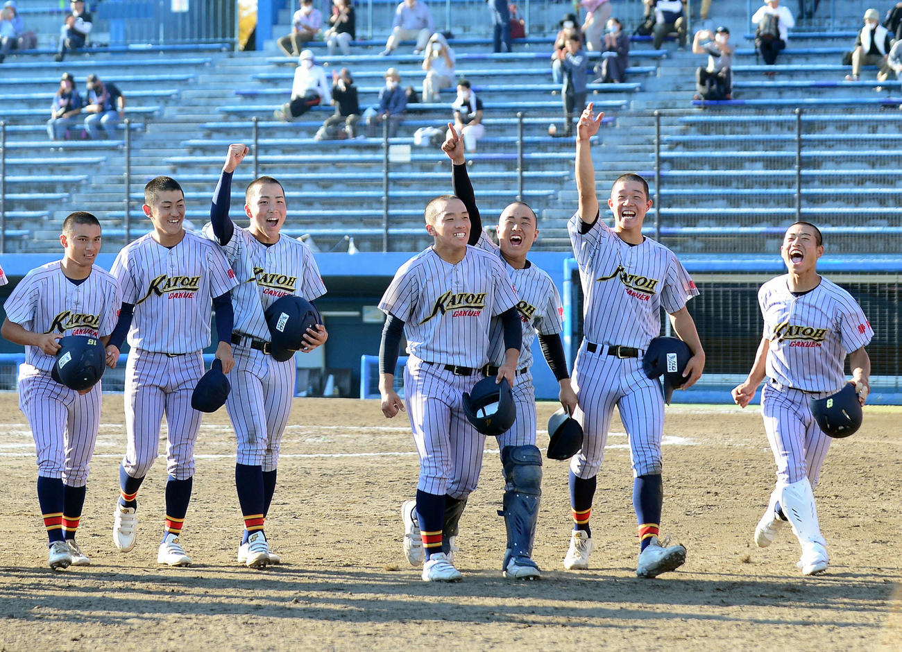 試合後、応援席の拍手に笑顔で応える大木（右から2人目）ら加藤学園の選手たち