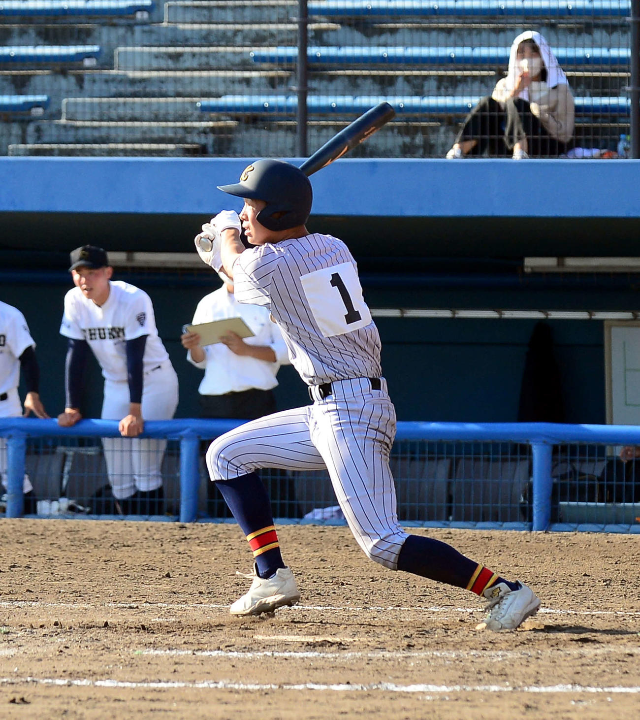 5回、勝ち越しの中前適時打を放つ加藤学園・大木