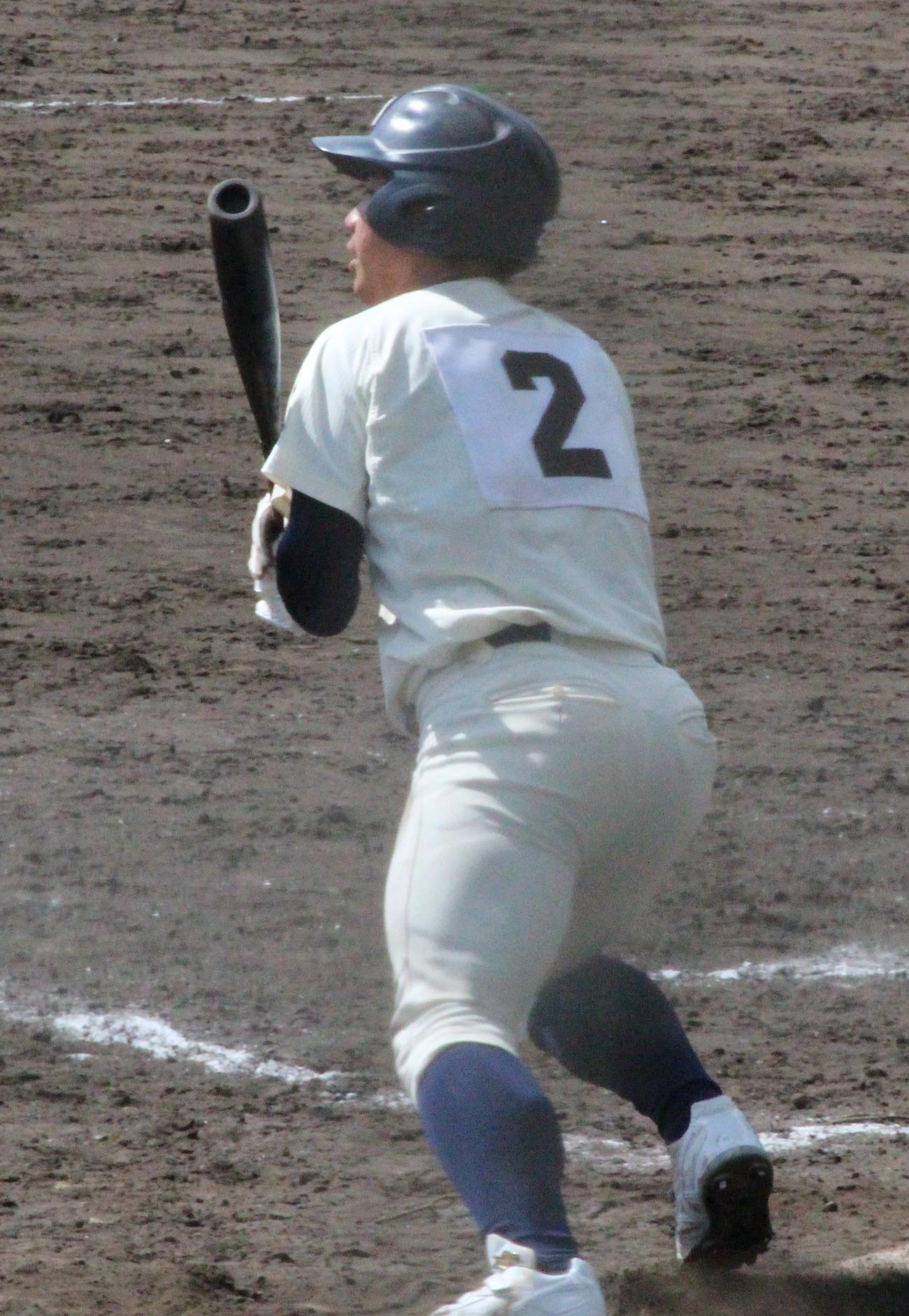 鹿屋中央対西日本短大付　9回裏西日本短大付1死一、三塁、左前サヨナラ打を放つ多久将太捕手（撮影・菊川光一）