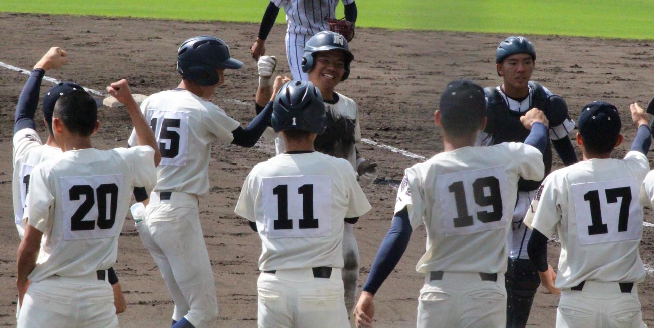 鹿屋中央対西日本短大付　9回裏西日本短大付1死一、三塁、多久将太捕手の左前サヨナラ打で勝利して喜ぶ選手たち（撮影・菊川光一）