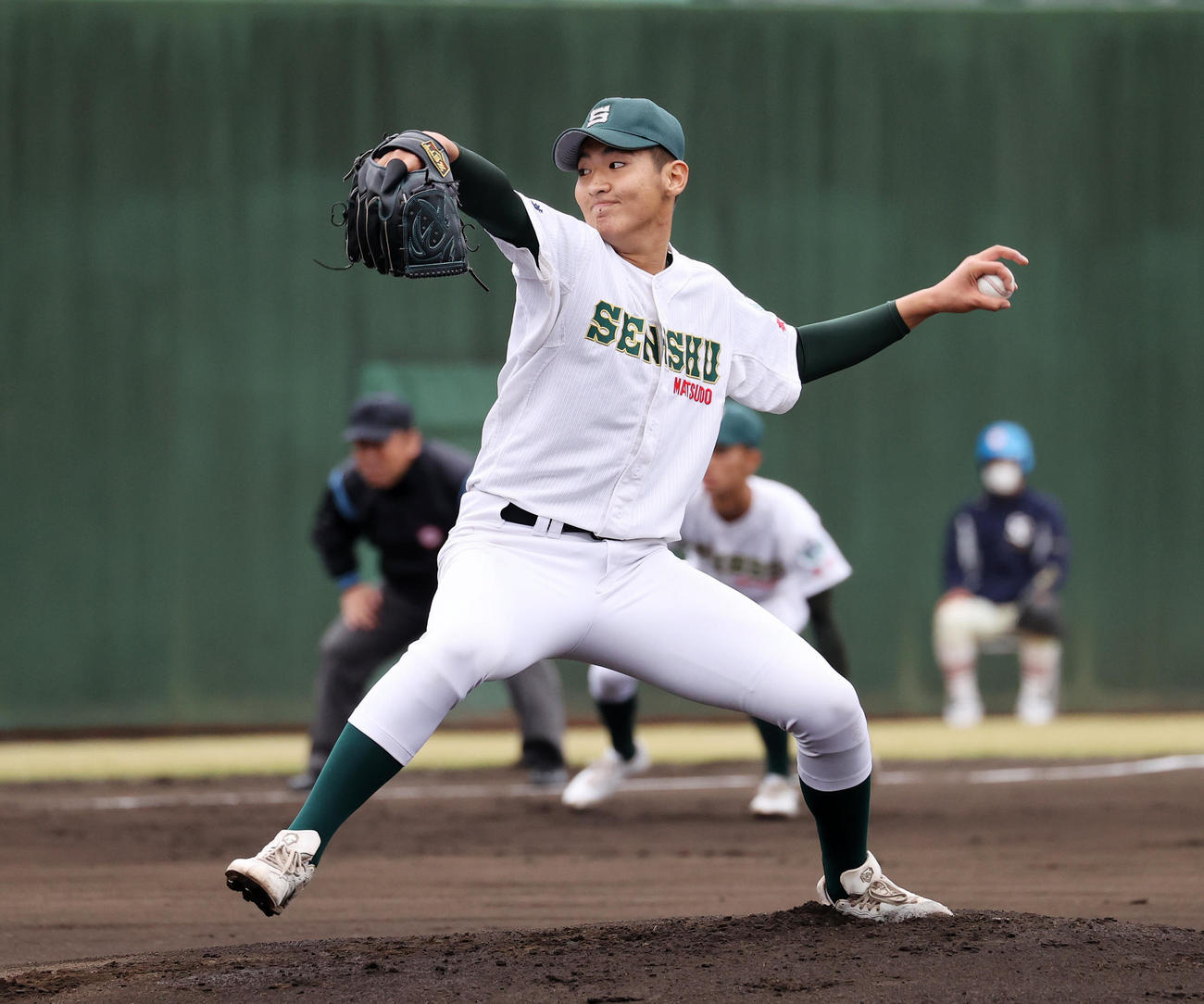 作新学院対専大松戸　力投する専大松戸先発の渡辺（撮影・鈴木正人）