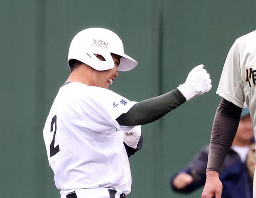 作新学院対専大松戸　3回裏専大松戸2死一、二塁、吉田は左前適時打を放ちガッツポーズ（撮影・鈴木正人）