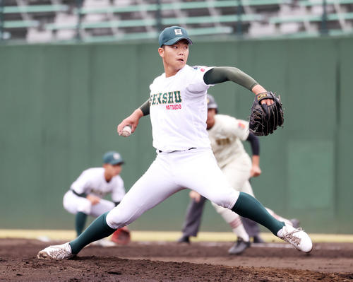 作新学院対専大松戸　力投する専大松戸2番手の平野（撮影・鈴木正人）