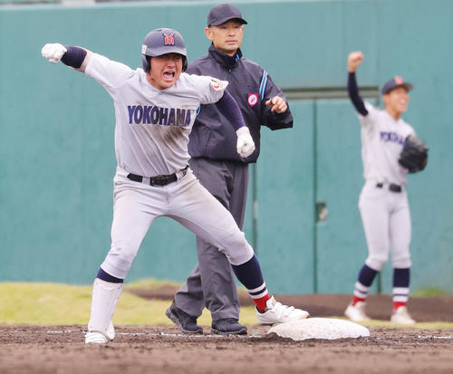 高崎健康福祉大高崎対横浜　5回裏横浜無死満塁、右2点適時打を放ち喜ぶ井上（撮影・野上伸悟）