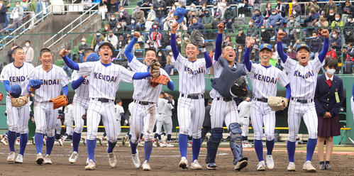 高崎健康福祉大高崎対横浜　準決勝進出を決め喜ぶ高崎健康福祉大高崎の選手たち（撮影・野上伸悟）