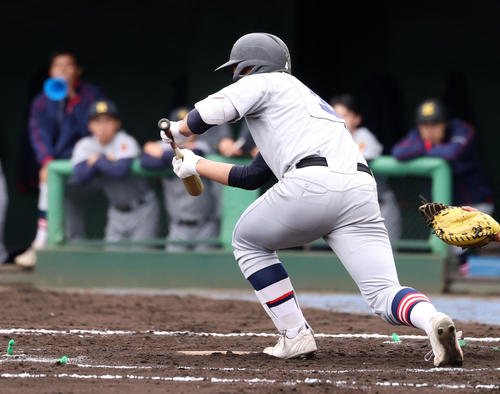 慶応対昌平　2回表慶応無死二塁、清原は犠打を決める（撮影・鈴木正人）