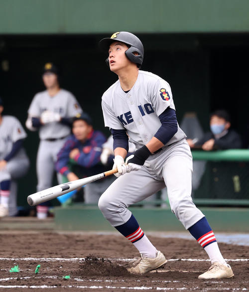 慶応対昌平　3回表慶応無死一、二塁、福井は左越え3点本塁打を放つ（撮影・鈴木正人）