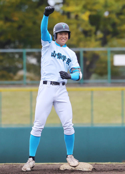 山梨学院対山村学園　2回表山梨学院2死一塁、先制左適時二塁打を放ち喜ぶ林（撮影・野上伸悟）