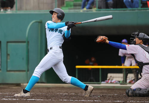 山梨学院対山村学園　8回表山梨学院2死二、三塁、左越え3点本塁打を放つ高橋（撮影・野上伸悟）