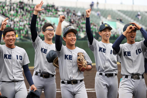 慶応対昌平　勝利しガッツポーズする慶応・清原（中央）（撮影・鈴木正人）
