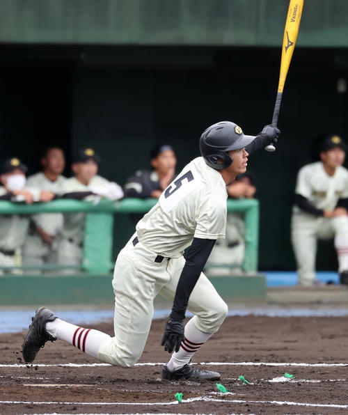 作新学院対専大松戸　1回表作新学院2死三塁、武藤は中前適時打を放つ（撮影・鈴木正人）