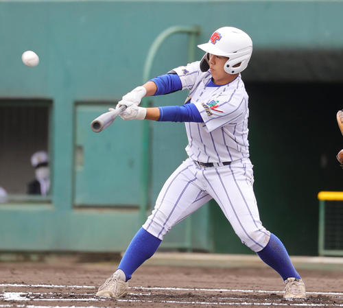 高崎健康福祉大高崎対横浜　1回表高崎健康福祉大高崎無死一、三塁、先制中犠飛を放つ堀江（撮影・野上伸悟）