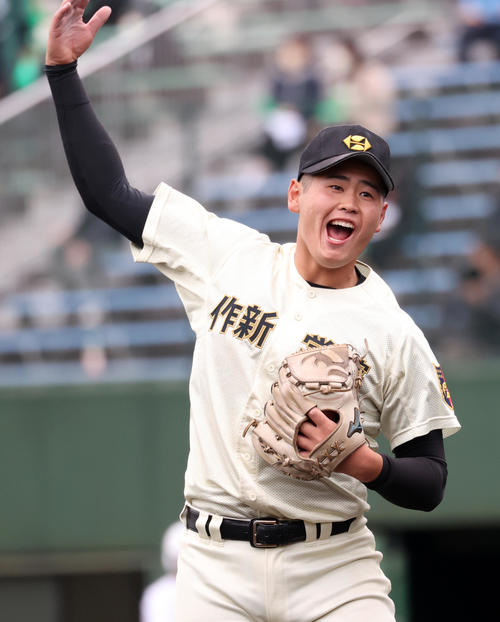 作新学院対専大松戸　2回表、専大松戸の攻撃を抑え笑顔でベンチに引き揚げる作新学院・小川（撮影・鈴木正人）